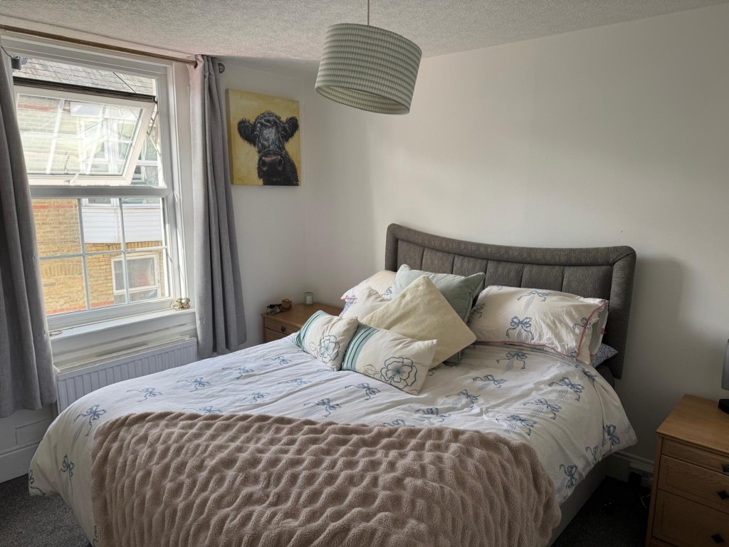 Lot: 60 - THREE-BEDROOM COTTAGE FOR INVESTMENT OR OCCUPATION - Reverse Angle of the Main Bedroom